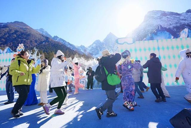 毕棚沟迎来年内第100万名游客 四川理县“雪地蹦迪”拉满冬游氛围｜冬游四川(图4)